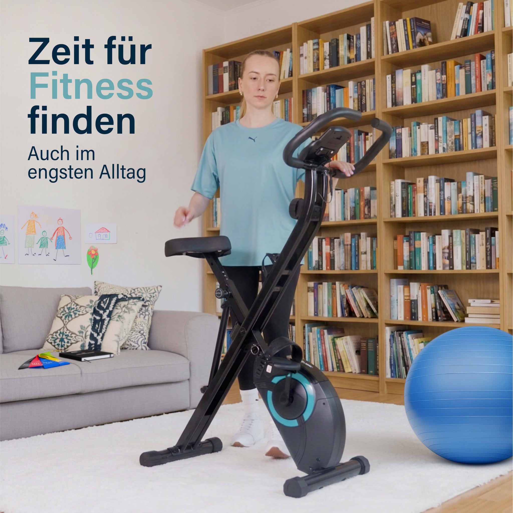 Frau trainiert auf dem klappbaren Heimtrainer im Wohnzimmer