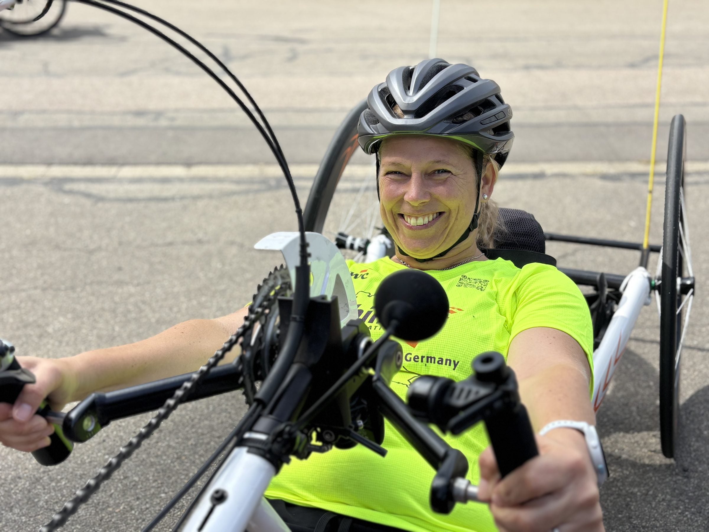 Yvonne Zimmermann lächelt im Handbike