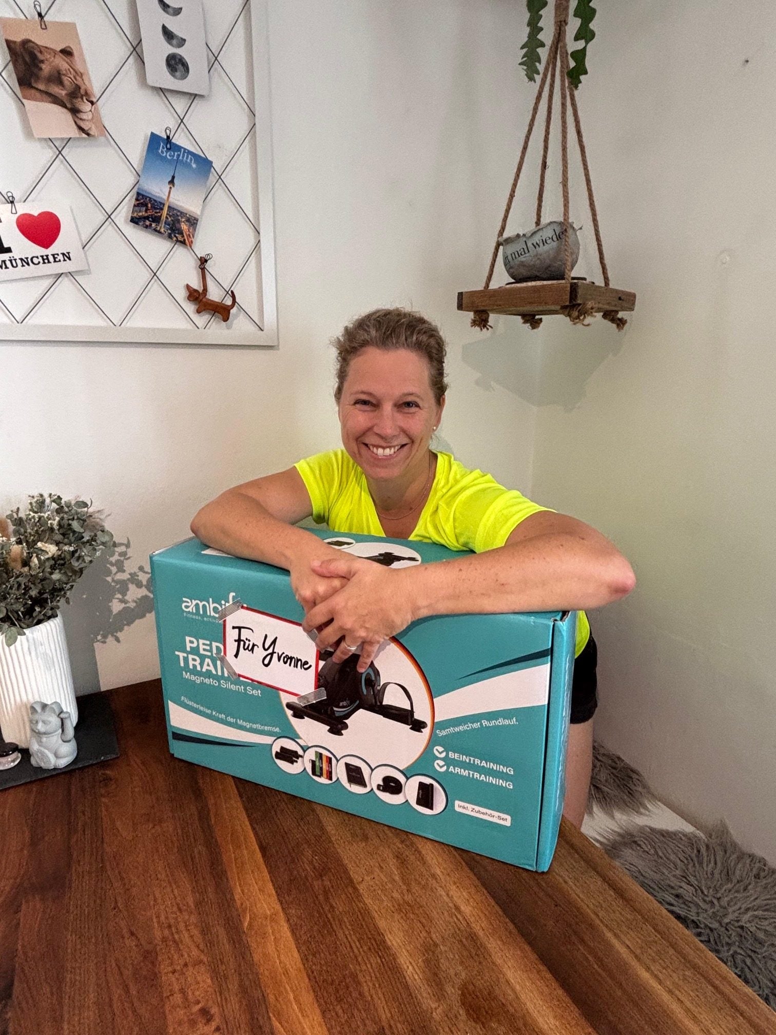 Yvonne mit dem frisch angekommenen Pedaltrainer-Paket