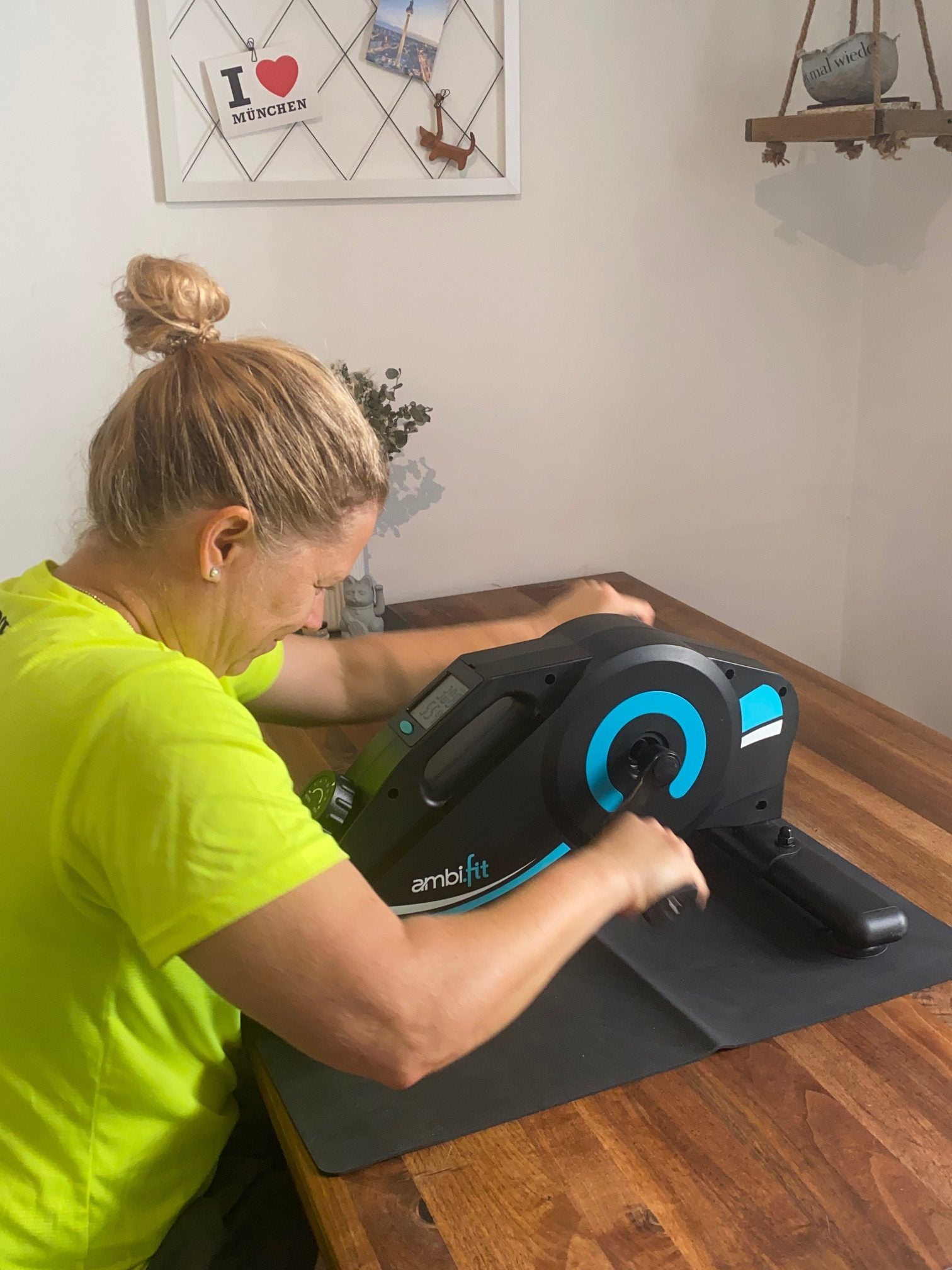 Yvonne trainiert mit Handpedalen am Pedaltrainer Magneto Silent